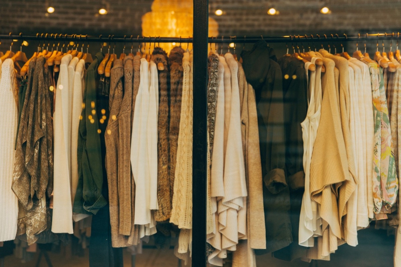 vitrine-LE CASTELLET-min_clothe_fashion_store_shop_window_store_front-21277